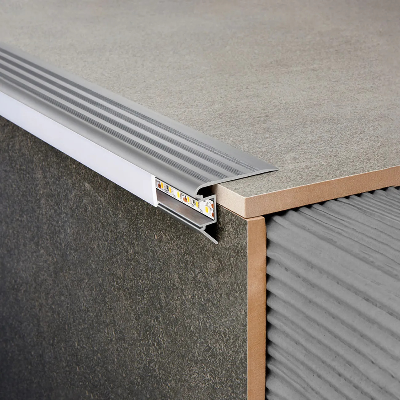 ATRIM - NARIZ ESC STEP LED MAXI x 2,5M CR MATE LINEA LUMIERE - Imagen 2